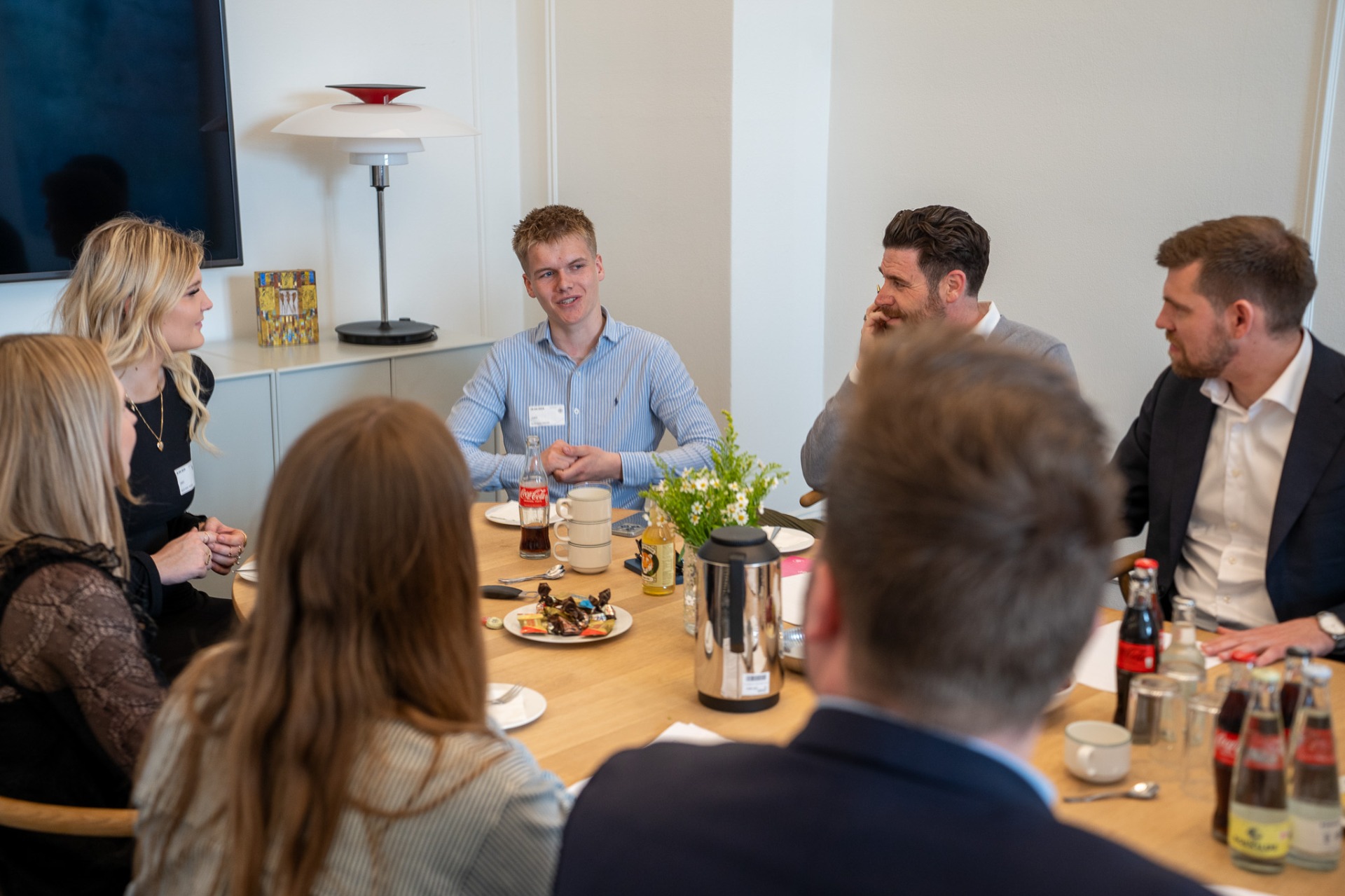 Billede fra Christiansborg hvor Rasmus var til møde ved minister, Morten Dahlin, for at fortælle omkring hvordan han mener samfundet skal hjælpe flere unge igang med deres egne virksomheder.